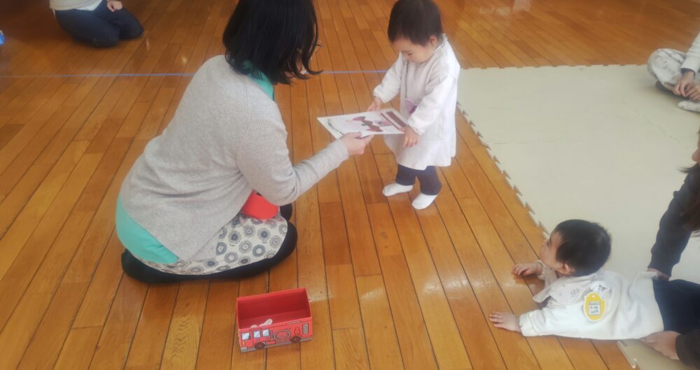 12月お誕生日会と司書さんの読み聞かせ