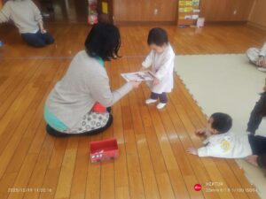 12月お誕生日会と司書さんの読み聞かせ
